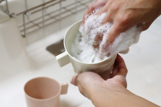 食器洗いしている手