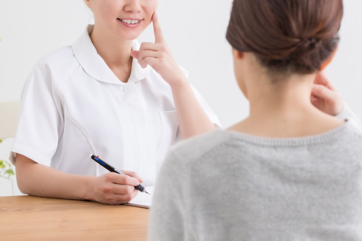 【東京】ニキビ痕は美容皮膚科と皮膚科どちらに相談するのがおすすめ？ 肌再生の治療について相談を